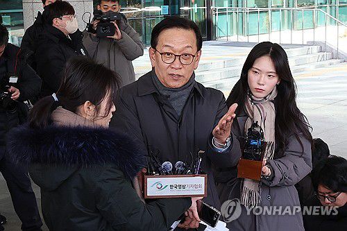 취재진 질문에 답하는 석동현 변호사(서울=연합뉴스) 서대연 기자 =  '12·3 비상계엄 사태'로 수사와 탄핵심판을 받게 된 윤석열 대통령의 변호인단 구성에 참여한 석동현 변호사가 19일 오후 서울 서초구 서울고등검찰청 앞에서 취재진 질문에 답하고 있다. 2024.12.19 dwise@yna.co.kr