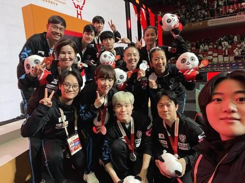 혼성단체 월드컵 시상식 후 셀카 찍은 선수단[석은미 코치 제공. 재판매 및 DB 금지]