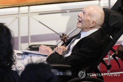 부인 로절린 여사 추모예배 참석한 카터 전 대통령(애틀랜타 AP=연합뉴스) 지미 카터 전 미국 대통령이 2023년 11월 28일(현지시간) 조지아주 애틀랜타 에모리대학 내 교회에서 열린 부인 로절린 여사의 추모예배에 참석하고 있다. 로절린 여사는 지난 19일 조지아주 플레인스의 자택에서 향년 96세로 별세했다. 2023.11.29 danh2023@yna.co.kr