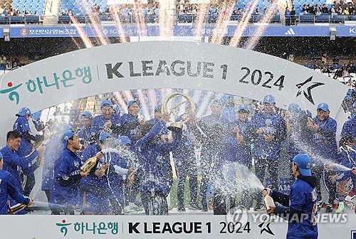 샴페인 세리머니 하는 울산 HD(울산=연합뉴스) 김용태 기자 = 23일 울산 문수축구경기장에서 하나은행 K리그1 2024 우승팀인 울산 HD 선수들이 샴페인을 터뜨리며 환호하고 있다. 2024.11.23 yongtae@yna.co.kr