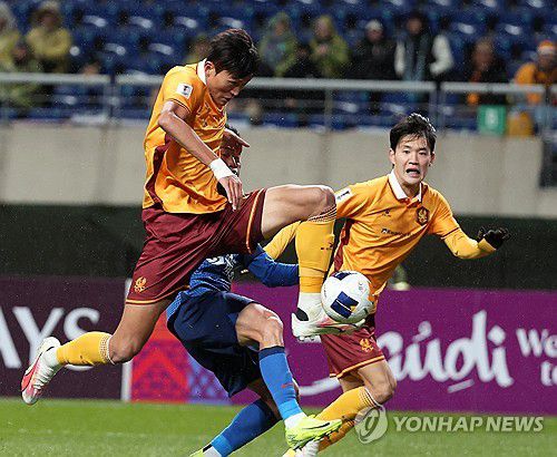 슛하는 허율(광주=연합뉴스) 조남수 기자 = 27일 광주월드컵경기장에서 열린 아시아축구연맹(AFC) 챔피언스리그엘리트(ACLE) 스테이지 5차전 광주FC와 상하이 선화의 경기. 광주 허율이 슛을 시도하고 있다. 2024.11.27 iso64@yna.co.kr