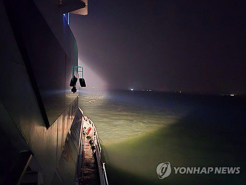 전복된 선박 실종자 수색 작업(서산=연합뉴스) 양영석 기자 = 30일 충남 서산시 팔봉면 고파도 인근 해상에서 83t급 차도선이 전복돼 2명이 구조되고 5명이 실종돼 현재 해경과 소방당국, 어선들이 야간 수색 작업을 벌이고 있다. 2024.12.30 [독자제공. 재판매 및 DB 금지] youngs@yna.co.kr