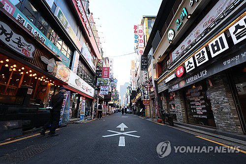 우울한 연말..한산한 식당가(서울=연합뉴스) 이정훈 기자 = 31일 서울 종로구 식당가가 한산한 모습이다. 12·3 비상계엄 사태로 연말 모임이 줄줄이 취소된 데 이어 지난 29일 무안국제공항에서 제주항공 여객기 참사까지 발생하면서 골목상권이 꽁꽁 얼어붙었다. 정부가 다음 달 4일까지 국가 애도 기간으로 정하면서 기업 송년회가 미뤄지는 등 크고 작은 모임이 취소되는 분위기다. 2024.12.31 uwg806@yna.co.kr