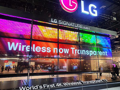 LG전자가 CES 2024서 선보인 무선 투명 올레드 TV[연합뉴스 자료사진]