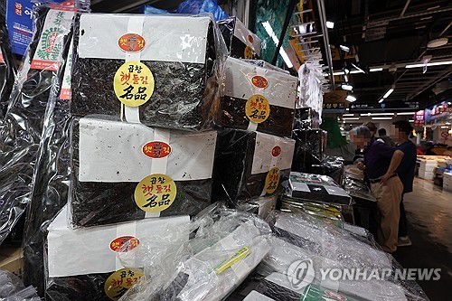 기존 양식장, 김 양식업 전환 허용(서울=연합뉴스) = 5일 오후 서울 한 시장에서 판매 중인 김. 2024.9.5 [연합뉴스 자료사진]