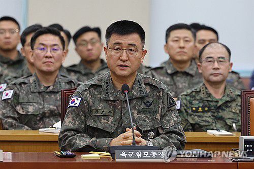 답변하는 박안수 육군총장(서울=연합뉴스) 김주성 기자 = 계엄사령관 역할을 했던 박안수 육군참모총장이 10일 국회 국방위원회 전체회의에서 계엄 경위 등과 관련한 질의에 답하고 있다. 2024.12.10 utzza@yna.co.kr