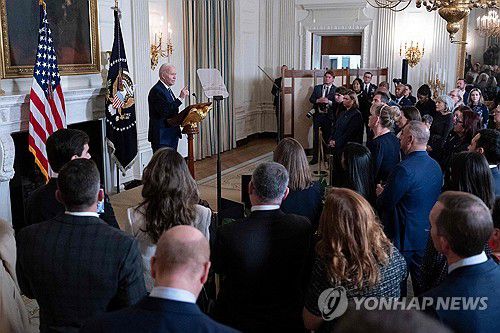 초선 의원들에게 조언하는 조 바이든 미국 대통령(워싱턴 AFP=연합뉴스) 조 바이든 미국 대통령이 5일(현지시간) 백악관에서 민주당의 초선 하원의원들과 만나 연설하고 있다. 2025.1.5 photo@yna.co.kr