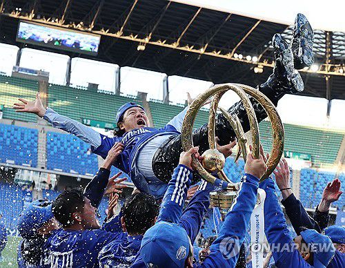울산 '이 그림 다시 한번'(울산=연합뉴스) 2024시즌 우승 확정한 울산 선수들이 김판곤 감독을 헹가래 치는 장면