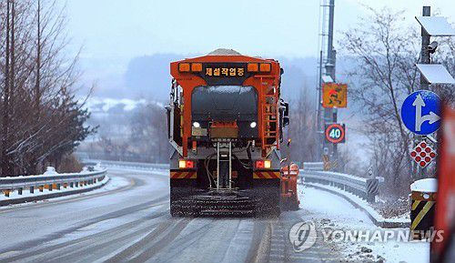 도로 제설 작업하는 차량[연합뉴스 자료사진]