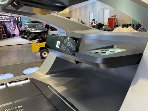 LG이노텍 전시부스에 설치된 전장 부품[촬영 강태우]