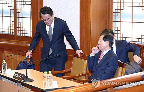 윤 대통령 탄핵심판 변론준비기일 입장하는 윤 대통령 법률대리인(서울=연합뉴스) 류영석 기자 = 윤석열 대통령의 탄핵심판 사건 첫 번째 변론준비기일인 27일 윤석열 대통령의 법률대리인인 배보윤, 배진한, 윤갑근 변호사가 서울 종로구 헌법재판소 소심판정에 입장하고 있다. 2024.12.27 [공동취재] ondol@yna.co.kr