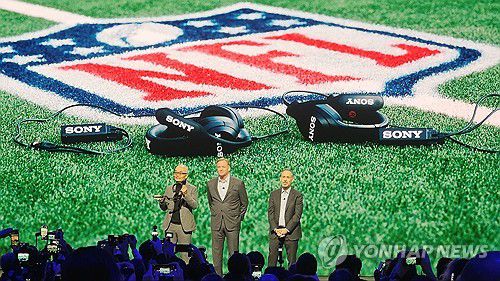 소니, 미국 NFL과 스포츠 콘텐츠 협력 발표(라스베이거스=연합뉴스) 조성미 기자 = 소니 관계자들이 6일(현지시간) 프레스 콘퍼런스에서 미국 내셔널 풋볼 리그(NFL)과 스포츠 콘텐츠 사업 분야에서 협력 방안을 발표하고 있다. 2025.1.7 csm@yna.co.kr