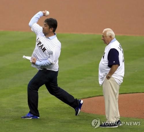 2017년 다저스타디움에서 시구하는 노모 히데오[EPA=연합뉴스]