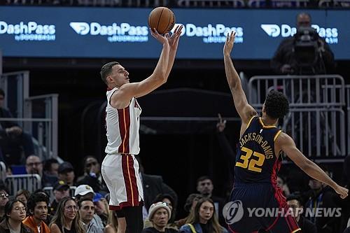 마이애미 니콜라 요비치의 슛[AP=연합뉴스]