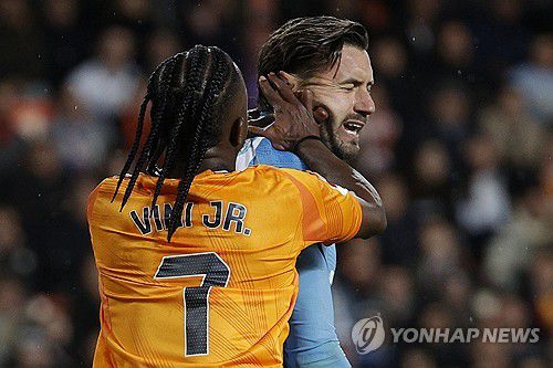 상대 골키퍼 목덜미를 치는 비니시우스 주니오르(왼쪽).[EPA=연합뉴스]