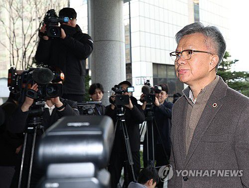 경찰 출석하는 김택우 의협 비대위원장(서울=연합뉴스) 이지은 기자 = 김택우 대한의사협회 비상대책위원장이 15일 오전 전공의 집단 사직 공모 의혹과 관련한 경찰 재소환 조사를 받기 위해 서울 마포구 서울경찰청 공공범죄수사대로 출석하고 있다. 2024.3.15 jieunlee@yna.co.kr