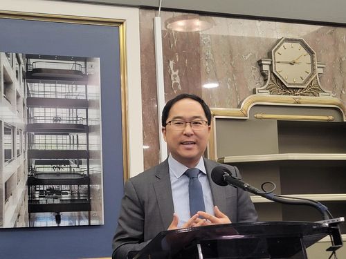 기자회견하는 앤디 김 미 연방 상원의원(워싱턴=연합뉴스) 조준형 특파원 = 한국계로는 처음 미국 연방 상원에 진출한 된 앤디 김(42·민주·뉴저지) 의원이 7일(현지시간) 워싱턴DC 연방의회의 덕슨 상원의원 회관에서 열린 한국을 포함한 아태 지역 국가 언론과의 회견에서 발언하고 있다. 2025.1.8 jhcho@yna.co.kr