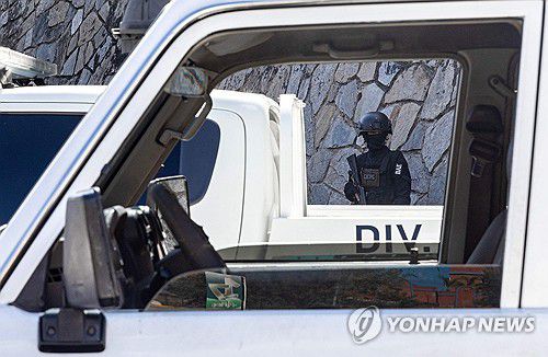 카라카스 거리에 배치된 베네수엘라 보안군[카라카스 AFP=연합뉴스. 재판매 및 DB 금지]