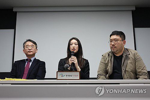 '여신도 성폭행' JMS 정명석 선고 관련 입장 밝히는 피해자(서울=연합뉴스) 임화영 기자 = 기독교복음선교회(통칭 JMS) 총재 정명석의 여신도 성폭행 피해자인 메이플 씨가 9일 오후 서울 서초구 한국콘퍼런스센터에서 열린 정명석에 대한 대법원 17년형 선고 관련 기자간담회에서 소회를 밝히고 있다. 왼쪽부터 정씨의 성범죄 혐의를 알린 김도형 단국대 교수, 메이플 씨, 넷플릭스 다큐멘터리 '나는 신이다'를 연출한 조성현 PD. 2025.1.9 hwayoung7@yna.co.kr