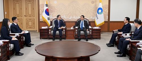 유정복 인천시장(오른쪽) 만난 고기동 행안부 장관 직무대행[인천시 제공. 재판매 및 DB 금지]