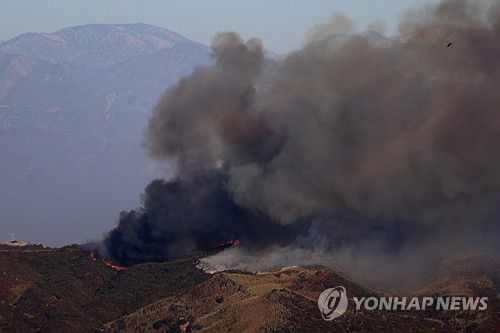 9일(현지시간) LA 서부 산지에서 확산 중인 '팰리세이즈 산불'[AFP=연합뉴스. 재판매 및 DB 금지]