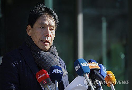 신문선 축구협회장 후보 기자회견(서울=연합뉴스) 황광모 기자 = 제55대 대한축구협회 회장선거에 출마한 신문선 명지대 기록정보과학전문대학원 스포츠기록분석학과 초빙교수가 10일 오전 서울 종로구 축구회관 현관에서 법원 가처분으로 중지된 축구협회장 선거와 관련한 입장을 밝히고 있다. 2025.1.10 hkmpooh@yna.co.kr