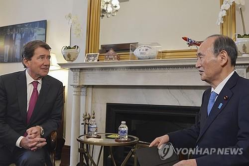 트럼프 측근 해거티 의원 만난 스가 전 일본 총리(워싱턴 교도=연합뉴스) 스가 요시히데 전 일본 총리가 8일(현지시간) 미국 워싱턴에서 도널드 트럼프 미국 대통령 당선인의 측근으로 꼽히는 빌 해거티 연방 상원의원과 만나 이야기하고 있다. 2025.1.9 photo@yna.co.kr