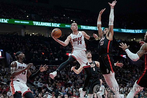 패스하는 타일러 히로(14번)[게티이미지/AFP=연합뉴스]