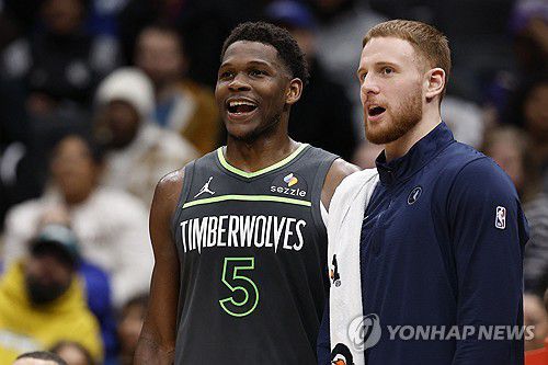 동료와 대화 나누는 에드워즈[로이터=연합뉴스]