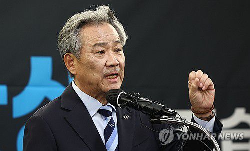 대한체육회장 선거 출마 발언하는 이기흥 회장(서울=연합뉴스) 김인철 기자 = 이기흥 대한체육회장이 23일 서울 송파구 올림픽파크텔에서 열린 대한체육회장 선거 출마 기자회견에서 발언하고 있다. 2024.12.23 yatoya@yna.co.kr