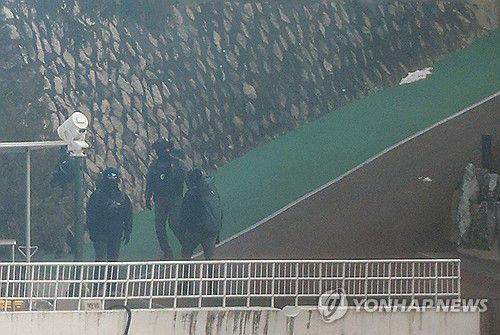 한남동 관저 순찰하는 경호처 직원(서울=연합뉴스) 신현우 기자 = 고위공직자범죄수사처(공수처)가 윤석열 대통령에 대한 체포영장을 재발부받은 지 일주일을 맞은 13일 오전 서울 용산구 한남동 대통령 관저에서 경호처 대테러과 소속으로 추정되는 직원들이 순찰하고 있다. 2025.1.13 nowwego@yna.co.kr