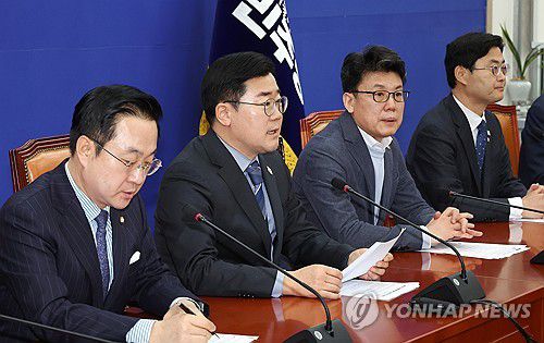 원내대책회의에서 발언하는 박찬대 원내대표(서울=연합뉴스) 김주형 기자 = 더불어민주당 박찬대 원내대표(왼쪽 두번째)가 14일 오전 국회에서 열린 원내대책회의에서 발언하고 있다. 2025.1.14 kjhpress@yna.co.kr