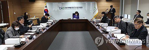 진실화해위원회 95차 회의(서울=연합뉴스) 강민지 기자 = 박선영 진실·화해를 위한 과거사 위원회(진실화해위) 위원장이 14일 오후 서울 중구 진실화해위에서 열린 95차 위원회에서 발언하고 있다. 2025.1.14 mjkang@yna.co.kr