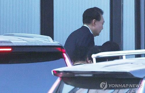 윤석열 대통령, 내란·직권남용 혐의로 공수처 출석(과천=연합뉴스) 황광모 기자 = 내란 우두머리와 직권남용 권리행사 방해 혐의를 받는 윤석열 대통령이 15일 경기 과천시 정부과천청사 내 고위공직자범죄수사처에 출석하고 있다. 2025.1.15 [공동취재] hkmpooh@yna.co.kr