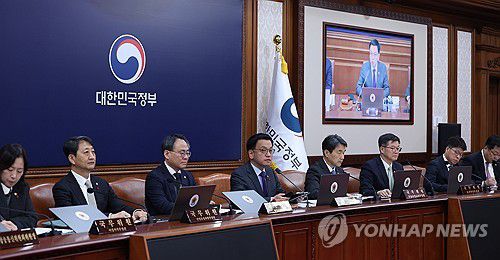 국무회의 주재하는 최 권한대행(서울=연합뉴스) 한상균 기자 = 최상목 대통령 권한대행 부총리 겸 기획재정부 장관이 14일 정부서울청사에서 국무회의를 하고 있다. 2025.1.14 [대통령실통신사진기자단] xyz@yna.co.kr