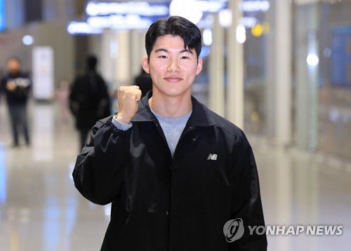 화이팅 외치는 다저스 김혜성(영종도=연합뉴스) 신현우 기자 = 미국프로야구 메이저리그(MLB) 로스앤젤레스 다저스와 계약한 김혜성이 14일 오후 인천국제공항 제2여객터미널을 통해 미국으로 출국하기에 앞서 화이팅을 외치고 있다.     김혜성은 지난 4일 다저스와 3년 보장 1천250만달러에 계약했다. 2025.1.14 nowwego@yna.co.kr