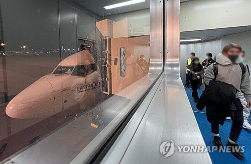 인천행 오키나와발 이스타항공 나하공항으로 회항(오키니와=연합뉴스) 홍해인 기자 = 지난 14일 일본 오키나와현 나하 국제공항에서 출발한 인천행 이스타항공 ZE632편에서 에어컨 시스템 오류가 발생해 램프 리턴했다. 해당 여객기 승객들이 국제선 터미널에 하기하고 있다. 2025.1.15 hihong@yna.co.kr