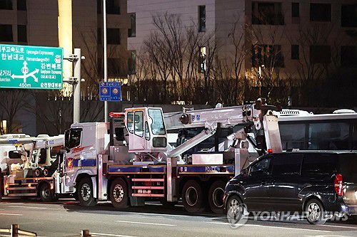 윤 대통령 2차 체포영장 집행, 경찰 견인차들(서울=연합뉴스) 김인철 기자 = 고위공직자범죄수사처(공수처)와 경찰이 윤석열 대통령에 대한 2차 체포영장 집행에 나선 15일 서울 용산구 한남동 대통령 관저 입구에 경찰의 견인차들이 대기하고 있다.   2025.1.15 yatoya@yna.co.kr