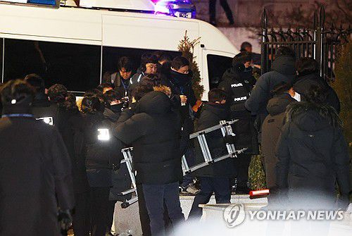 사다리 투입되는 관저(서울=연합뉴스) 서대연 기자 = 고위공직자범죄수사처(공수처)와 경찰이 윤석열 대통령에 대한 2차 체포영장 집행에 나선 15일 서울 용산구 한남동 대통령 관저 입구에서 경찰 병력이 사다리를 들고 이동하고 있다. 2025.1.15 dwise@yna.co.kr