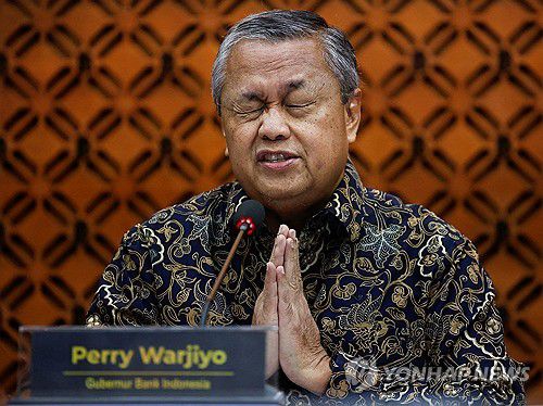 기자회견 하는 인도네시아 중앙은행 총재(자카르타 로이터=연합뉴스) 15일(현지시간) 페리 와르지요 인도네시아 중앙은행(BI) 총재가 BI에서 기자회견을 하고 있다. 2025.1.16. photo@yna.co.kr