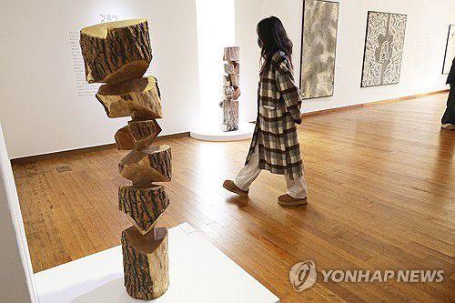 김윤신 작가 작품 전시된 이응노미술관   (대전=연합뉴스) 강수환 기자 = 16일 대전 서구 이응노미술관에서 '빛나는 여백: 한국 근현대 여성 미술가들' 기획전 기자간담회가 열렸다. 이번 기획전은 고암 이응노 작가의 제자 혹은 동료 예술가 등으로서 활발하게 활동한 11명의 한국 근현대 미술 여성 작가들의 작품을 소개한다. 사진은 김윤신 작가의 작품. 2025.1.16 swan@yna.co.kr