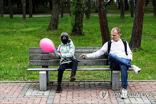 오징어게임 가면을 쓰고 있는 러시아 아이[타스 연합뉴스 자료사진. 재판매 및 DB 금지]