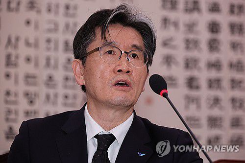 질의에 답하는 오동운 공수처장(서울=연합뉴스) 박동주 기자 = 오동운 고위공직자범죄수사처장이 7일 오후 국회 법제사법위원회 전체회의에서 윤석열 대통령에 대한 체포영장 집행과 관련한 질의에 답하고 있다. 2025.1.7 pdj6635@yna.co.kr