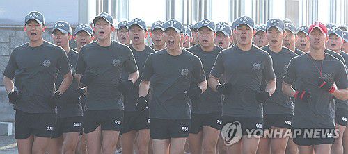 해군 SSU 혹한기 훈련(창원=연합뉴스) 김동민 기자 = 해군 심해잠수사(SSU) 부대원들이 '큰 추위'라는 뜻의 절기 대한을 사흘 앞둔 17일 경남 창원시 진해구 진해 군항에서 혹한기 훈련 전투 수영 전 구보(뜀걸음)를 하고 있다. 2025.1.17 image@yna.co.kr