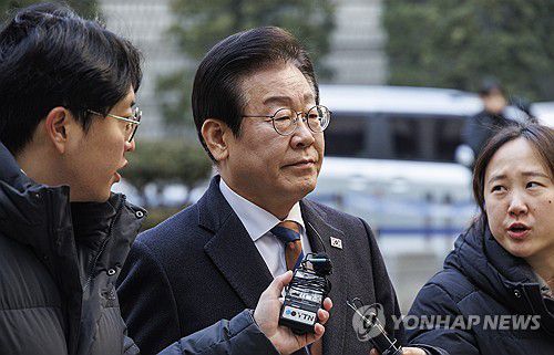 '대장동 배임·성남FC 뇌물' 속행 공판 출석하는 이재명 대표(서울=연합뉴스) 황광모 기자 = 더불어민주당 이재명 대표가 17일 오전 서울 서초구 서울중앙지방법원에서 열린 '대장동 배임·성남FC 뇌물' 1심 속행 공판에 출석하고 있다. 2025.1.17 hkmpooh@yna.co.kr