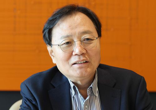 대한당구연맹 회장 선거에 출마한 김기홍 법무법인 율촌 고문 (서울=연합뉴스) 이재희 기자 = 17일 오전 서울 강남구 법무법인 율촌에서 진행한 연합뉴스와 인터뷰에서 대한당구연맹 회장 선거에 출마한 김기홍 법무법인 율촌 고문이 말하고 있다. 2025.1.17  scape@yna.co.kr