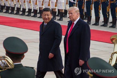 2017년 11월 중국 베이징을 방문한 도널드 트럼프 당시 미국 대통령과 시진핑 중국 국가 주석[EPA 연합뉴스 자료사진. 재판매 및 DB 금지]