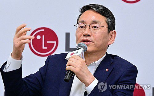 기자간담회서 발언하는 조주완 LG전자 CEO(서울=연합뉴스) 조주완 LG전자 CEO가 8일(현지시간) 미국 라스베이거스에서 열린 기자간담회에서 사업 전략을 소개하고 있다. 2025.1.9 [LG전자 제공. 재판매 및 DB 금지] photo@yna.co.kr
