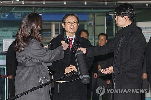 취재진 질문 답하는 윤갑근 변호사(서울=연합뉴스) 서대연 기자 = 내란 우두머리 혐의로 체포된 윤석열 대통령의 구속 전 피의자심문(영장실질심사)이 종료된 18일 서울 마포구 서울서부지법에서 윤 대통령측 윤갑근 변호사가 취재진의 질문에 답하고 있다. 2025.1.18  [공동취재] dwise@yna.co.kr