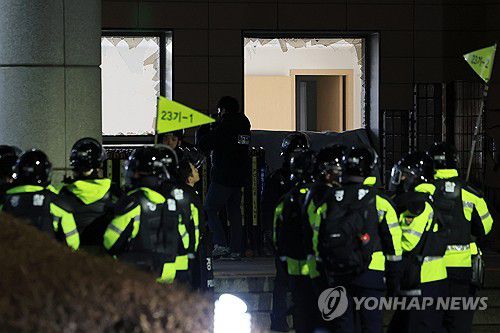 윤 대통령 지지 시위대 난입으로 창 파손된 서부지법(서울=연합뉴스) 신현우 기자 = 윤석열 대통령이 내란 우두머리 혐의로 구속되자 일부 지지자들이 서울 마포구 서울서부지방법원에 난입한 19일 오전 서부지법 창이 파손돼 있다. 2025.1.19 nowwego@yna.co.kr